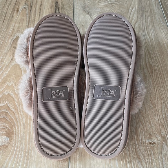 Jezebel by Felina Women's Cross Band Cozy Slippers - Picture 4 of 6